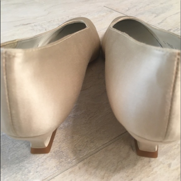 Stuart Weitzman Silk Kitten Heal Pump - Picture 6 of 14